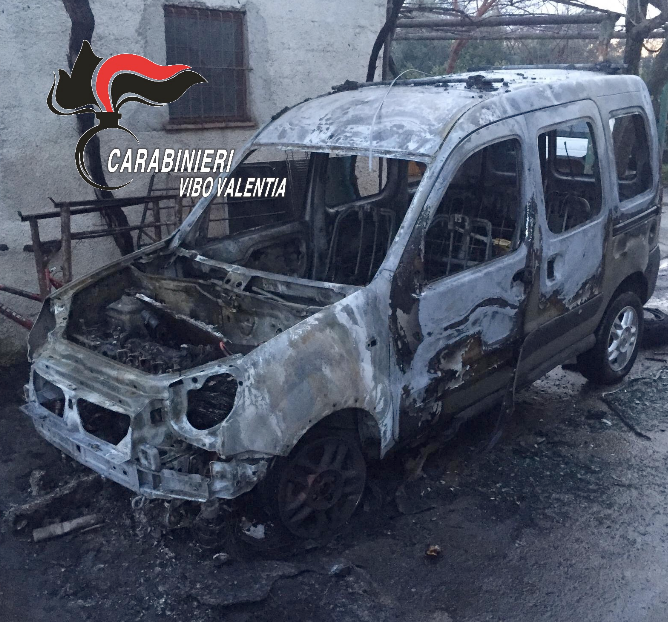 Evade dai domiciliari e brucia l'auto del padre, 36enne arrestato nel Vibonese