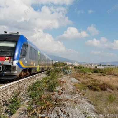 Scutellà: «Sibari-Crotone elettrificata solo nel 2027, altro che festeggiamenti»
