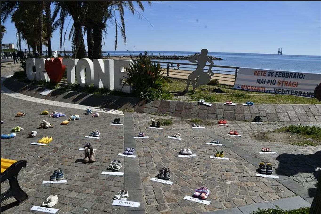 Steccato, un mese dalla tragedia. Scarpette e peluche per ricordare i bimbi senza nome