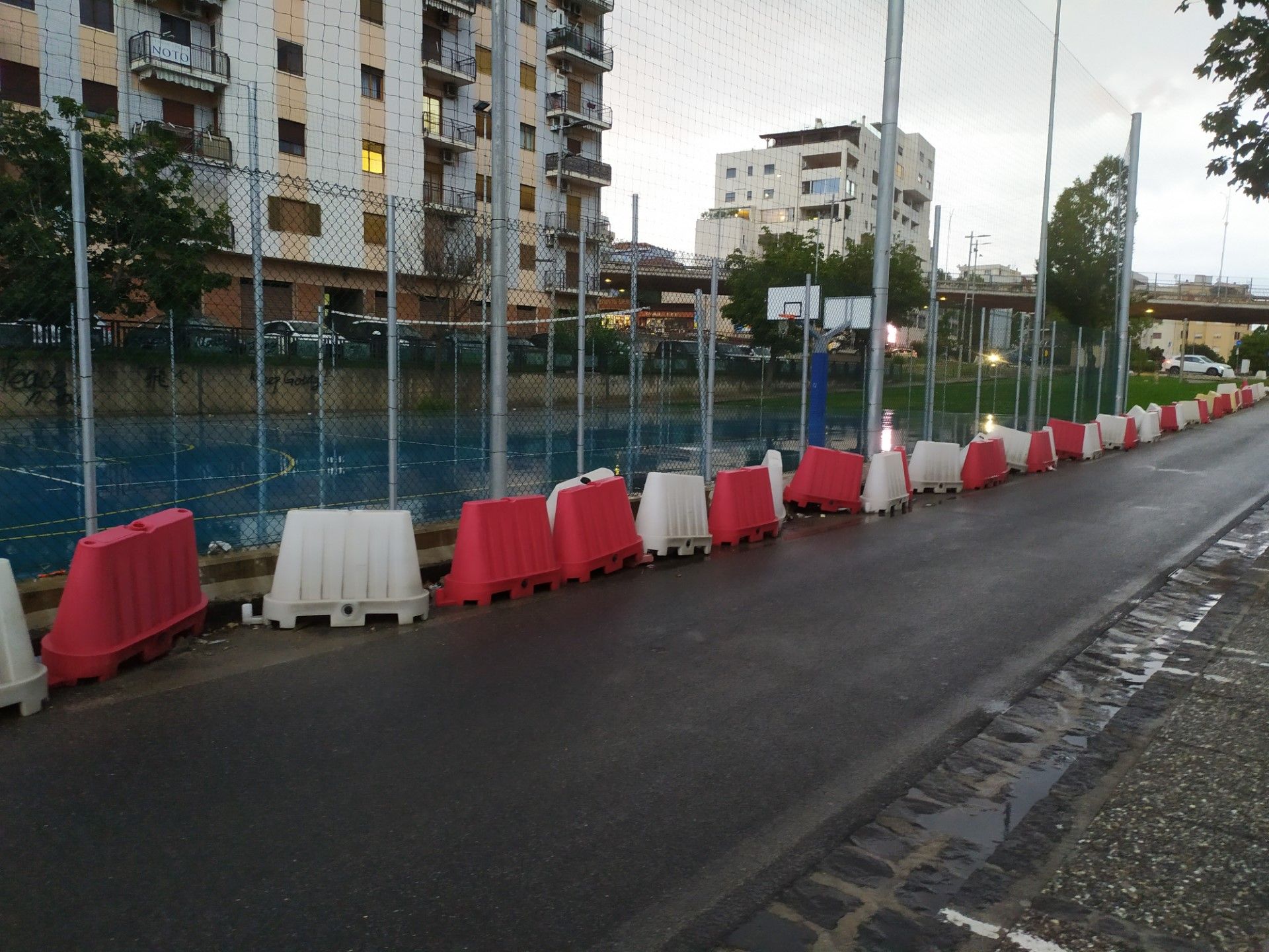 Rotto (e sporco) già prima del collaudo. Una passeggiata su viale Mancini