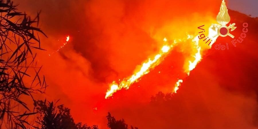 La Calabria brucia, oltre 110 incendi nelle ultime 24 ore – FOTO