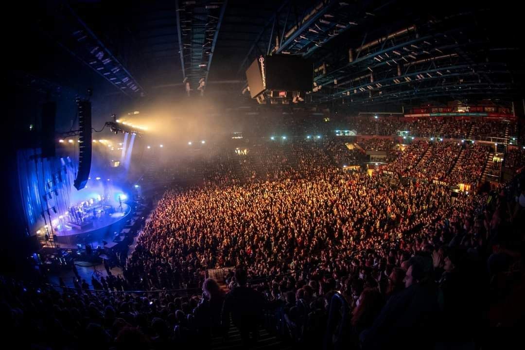 Brunori Sas conquista Milano con il suo inno alla gioia (del live)