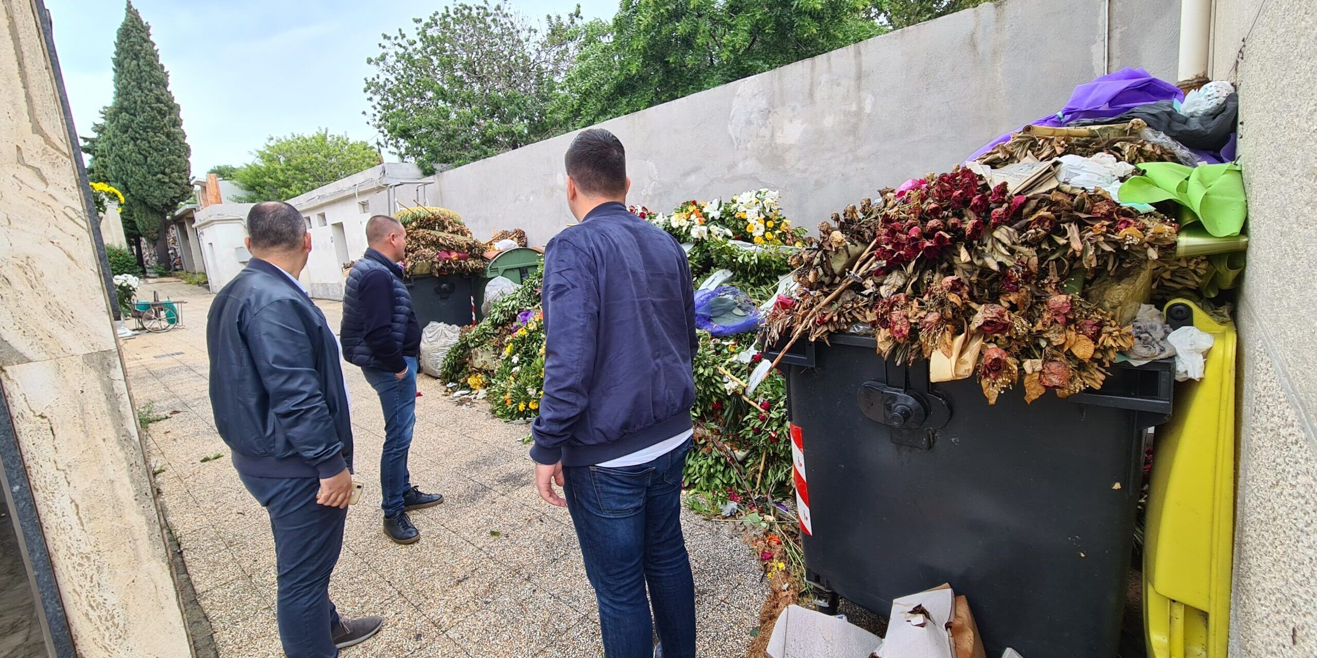 Reggio, «cimitero in stato di abbandono e pulizie affidate a privati senza gara»