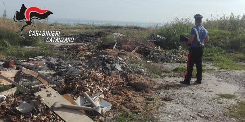 Villaggio turistico nel Catanzarese con “vista” su rifiuti speciali, denunciato 37enne