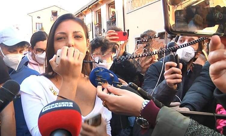 L’urlo di Dalia: «Il prof mi chiamava panterona». La preside disse «te la sei cercata» – VIDEO