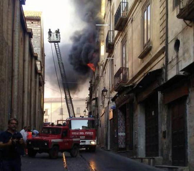 Incendio a Cosenza, la Soprintendenza: «Lavori previsti per settembre»
