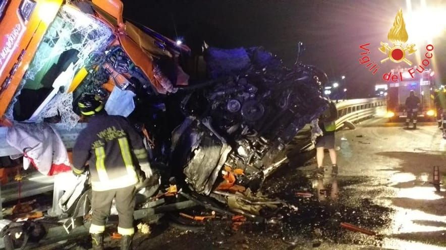 Tir carico di angurie si ribalta in autostrada, conducente estratto dalle lamiere