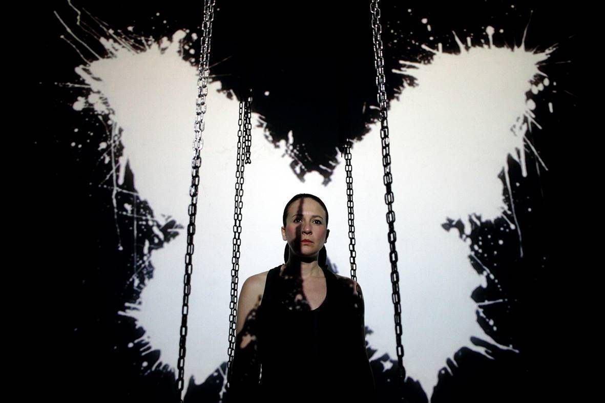 Dora che odia tutto e ama i funerali