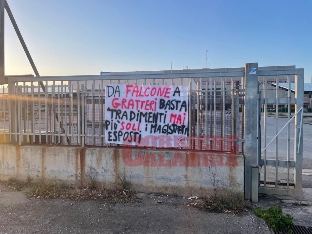 I giovani per Gratteri, manifesto di solidarietà davanti all’aula bunker