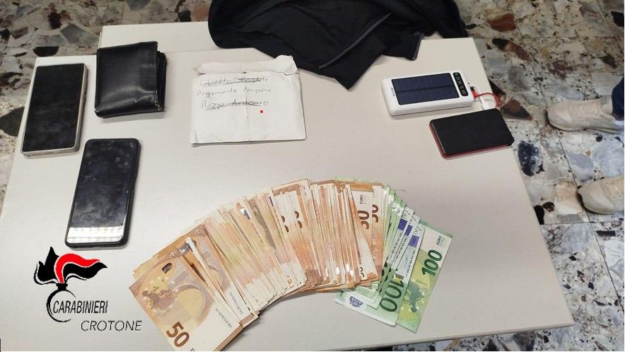 Fingono di essere il nipote e truffano un anziano: arrestati con 6.400 euro appena consegnati