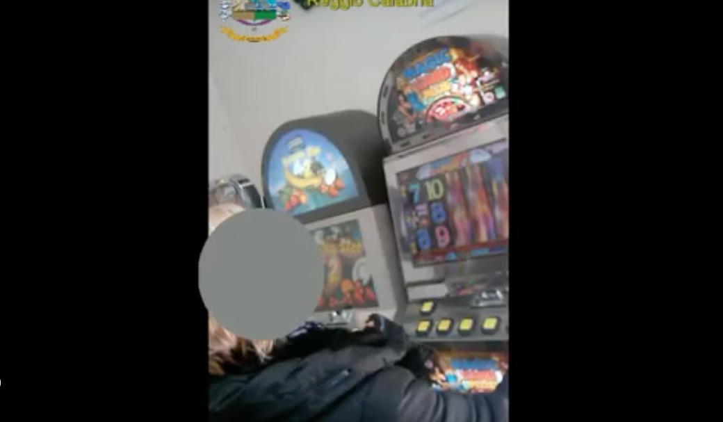 Disertano gli uffici dell'Asp per giocare alle slot e andare in spiaggia: 38 indagati – VIDEO