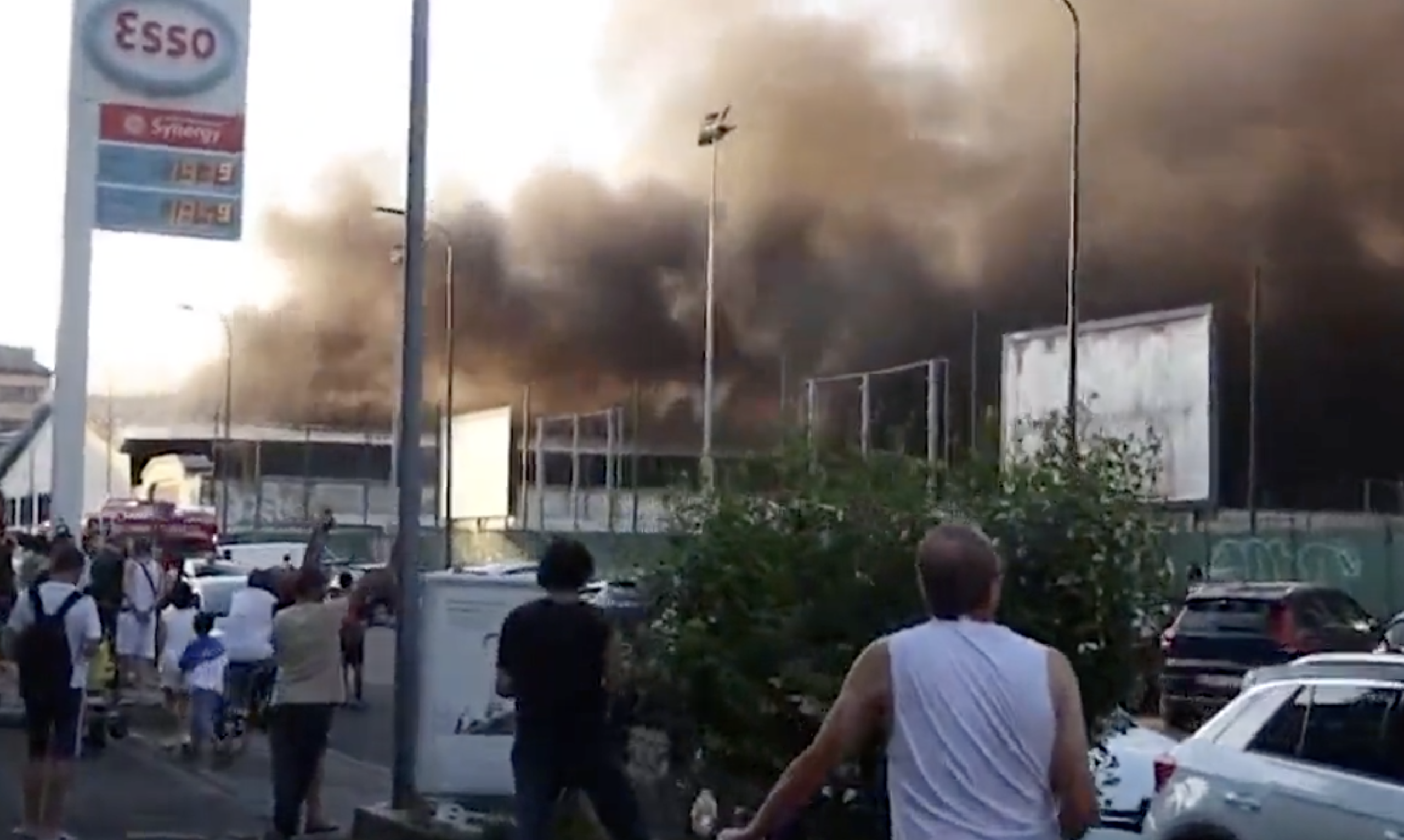 Incendio in un capannone, alta colonna di fumo