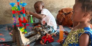 ll sorriso che divide cioccolato e giochi: la lezione di fraternità di un “piccolo grande uomo”