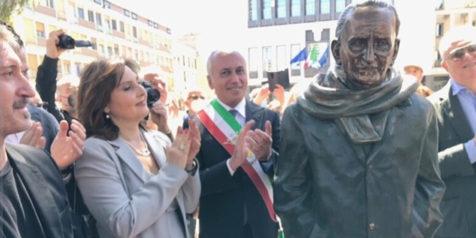 Cosenza, Caruso “sfratta” la statua di Giacomo Mancini. La Fondazione: «Offesa per i cittadini»