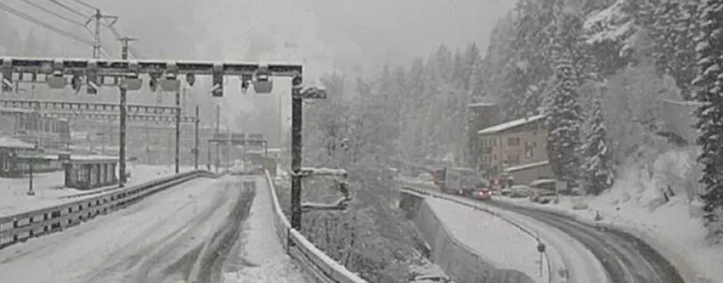 Treno deragliato in Svizzera per una valanga: ci sono feriti