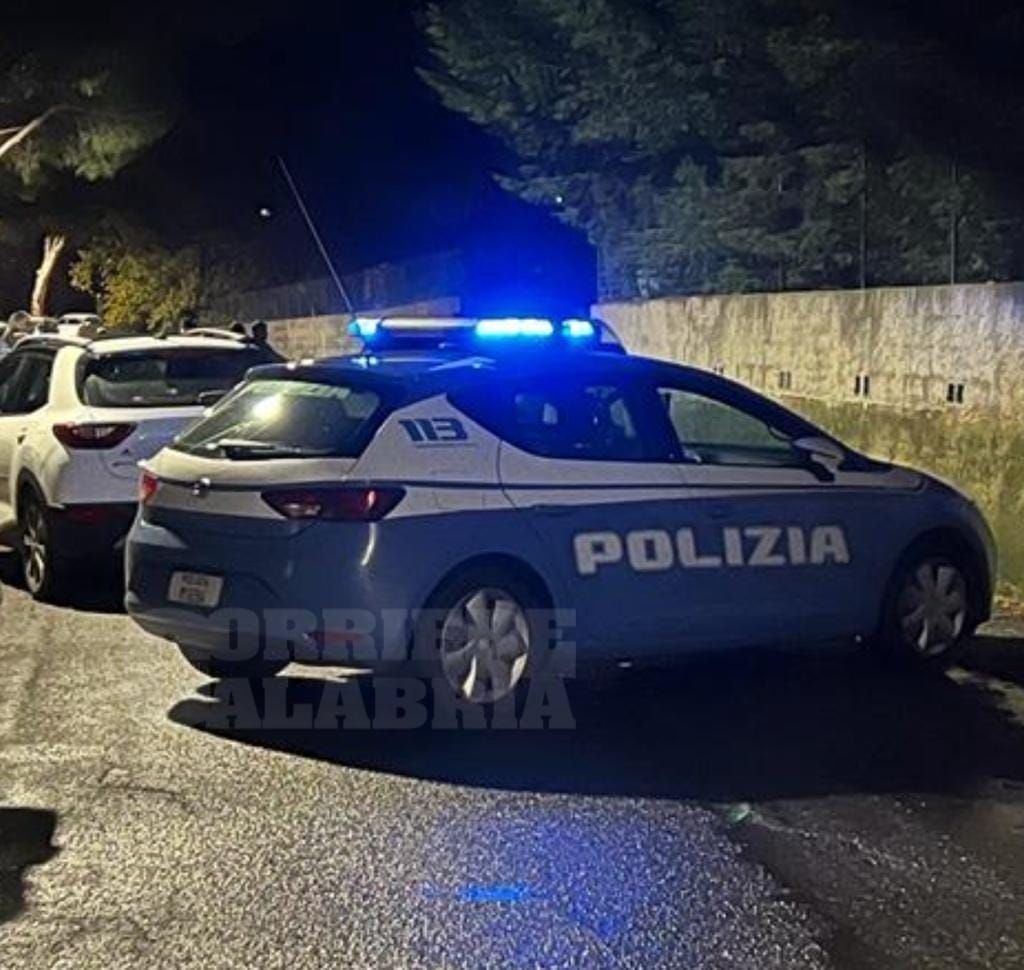 Sparatoria a Catanzaro, l’ex suocero lo lascia gravemente ferito davanti al cancello di casa