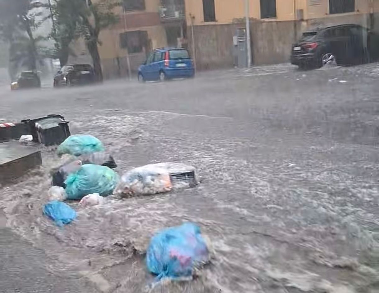 Maltempo, un nubifragio si abbatte su Reggio Calabria: strade allagate e disagi – VIDEO