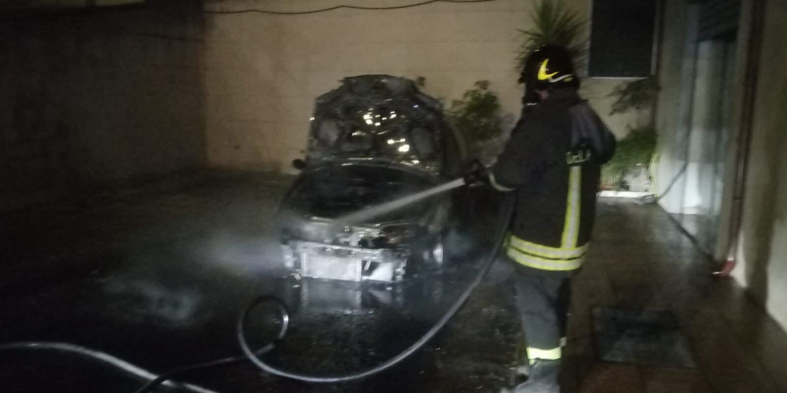 Un’altra notte di fuoco a Corigliano Rossano: in fiamme una Punto
