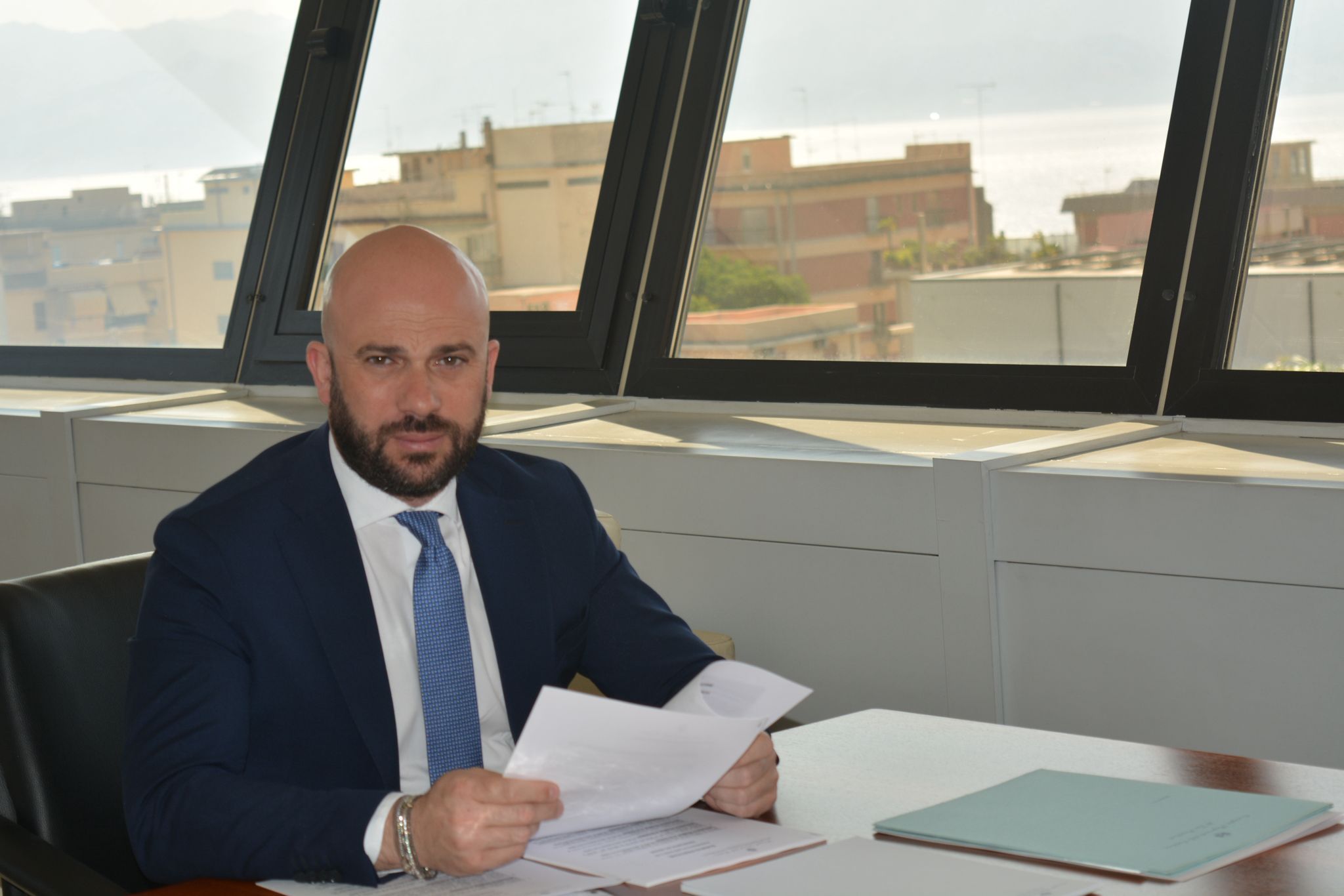 Scontro Caputo-Orrico sui sondaggi: «Prepari qualche Maalox in vista del 6 ottobre»