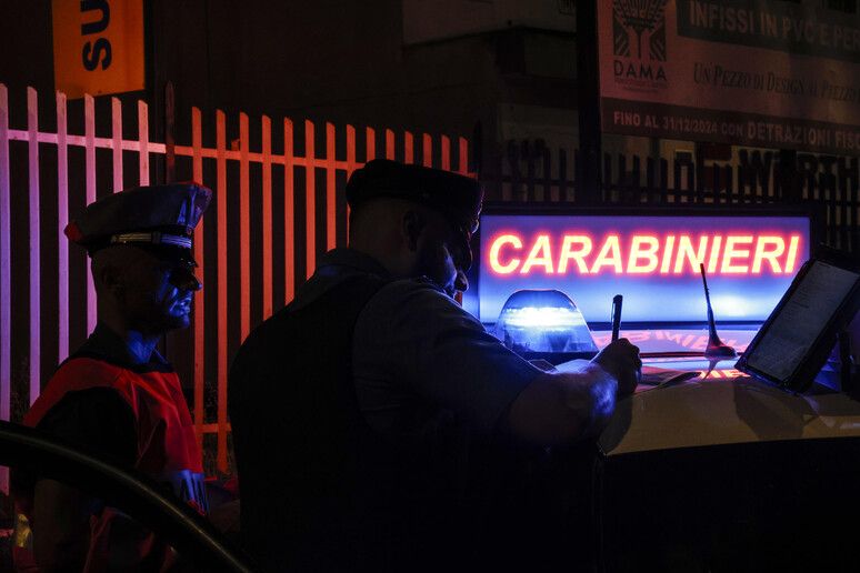 Violentano una 12enne e diffondono il video su Whatsapp