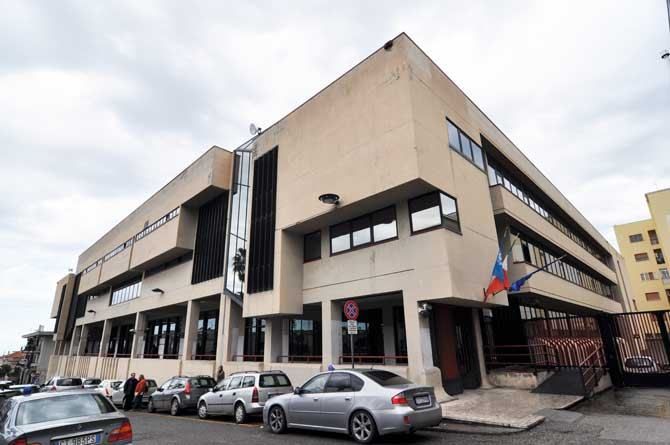 Rubano gasolio a un'azienda, arrestati 5 dipendenti