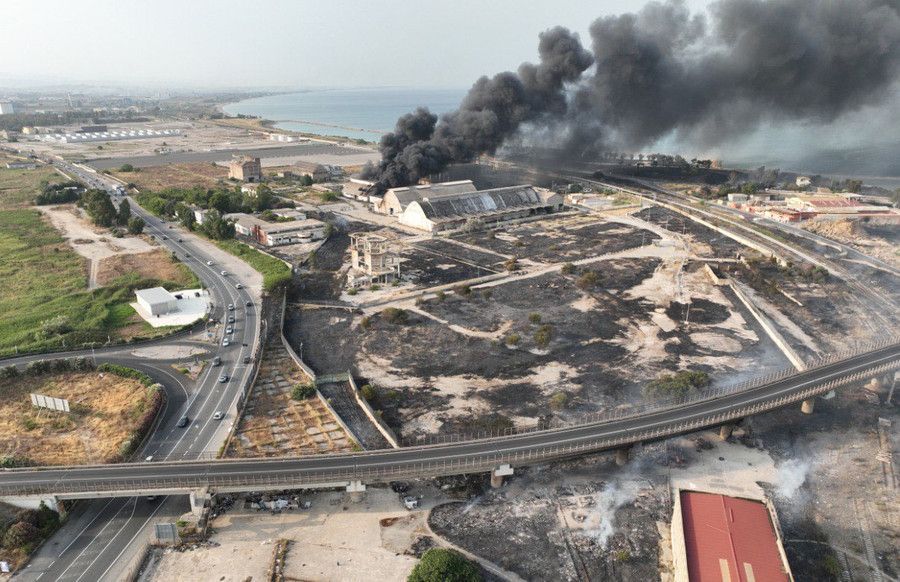 I dubbi del Pd di Crotone sull’incendio nel capannone ex Sasol: «Cosa abbiamo respirato lo scorso 25 luglio?»