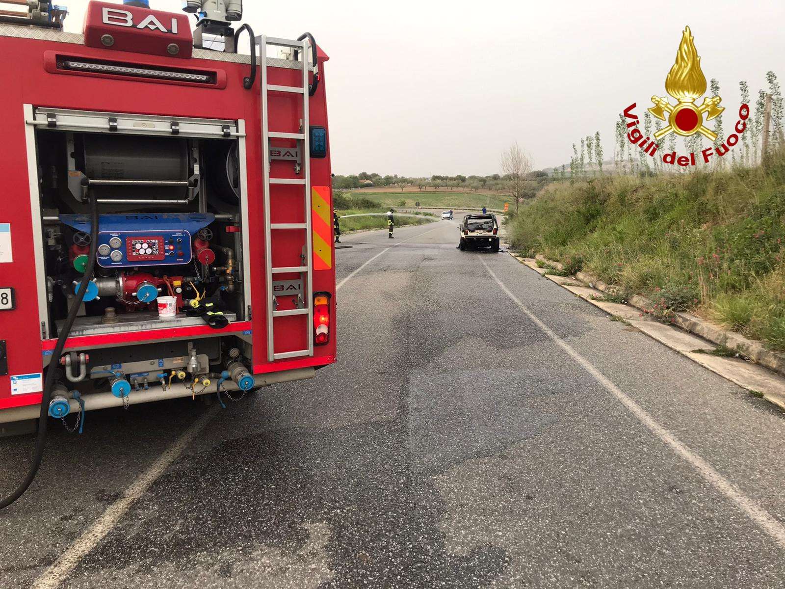 Auto a fuoco sulla provinciale a San Gregorio d'Ippona