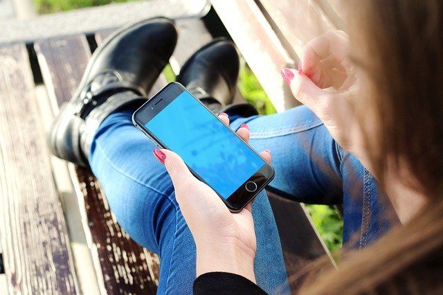Cosenza, le foto intime di una 14enne finiscono in chat. Scattano le indagini