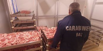 Sicurezza alimentare, i carabinieri sequestrano 150 kg di alimenti nel Catanzarese