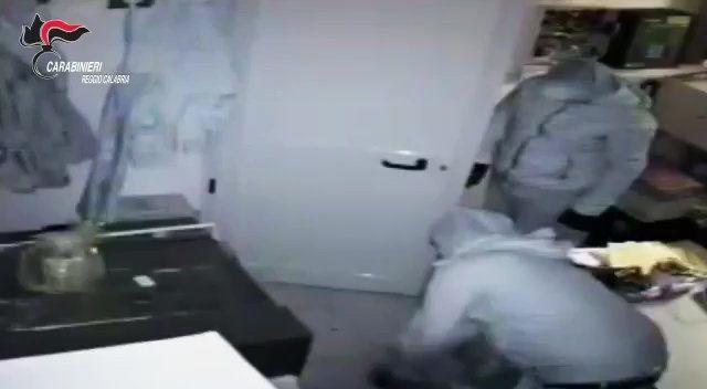 Banda del Buco, furti professionali in case, negozi e aziende. 7 arresti – VIDEO