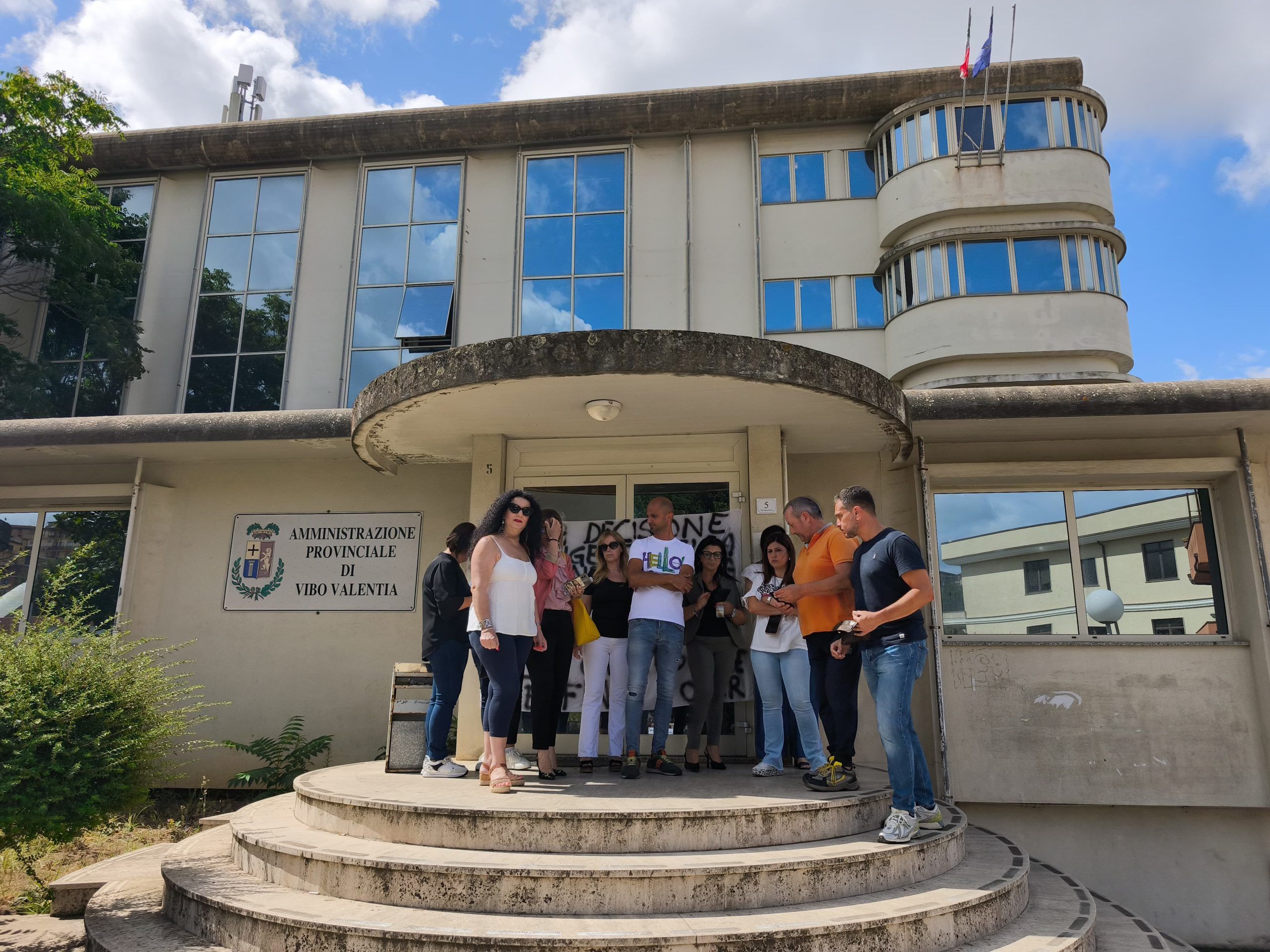 «Lavorato per anni come fantasmi, ora ci mandano via». La protesta dei tirocinanti alla Provincia di Vibo