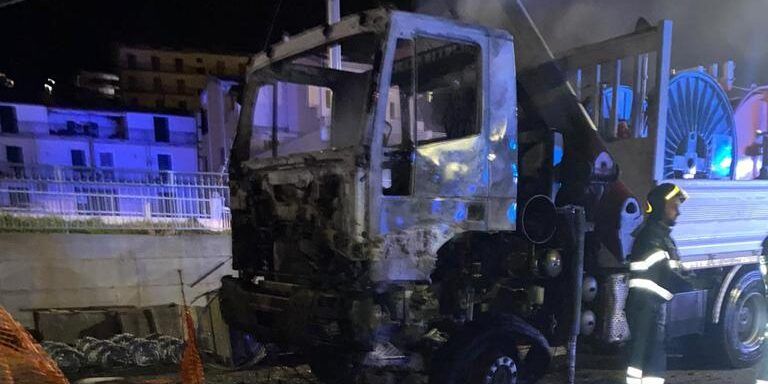 Boom di intimidazioni a San Lucido, incendiate cinque auto in 18 mesi