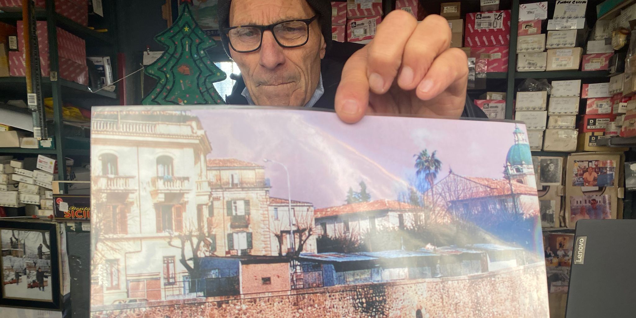 Quando il centro commerciale era lungo il Crati, memorie e cimeli dall’ultima bancarella di Cosenza – FOTO