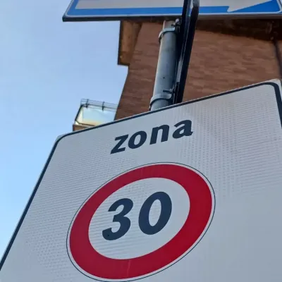 Sicurezza stradale, Cosenza tra le città con il limite a 30 km/h in centro: ecco dove