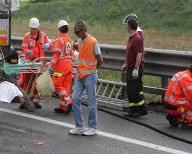 Due auto si ribaltano all'altezza di Torano, due feriti