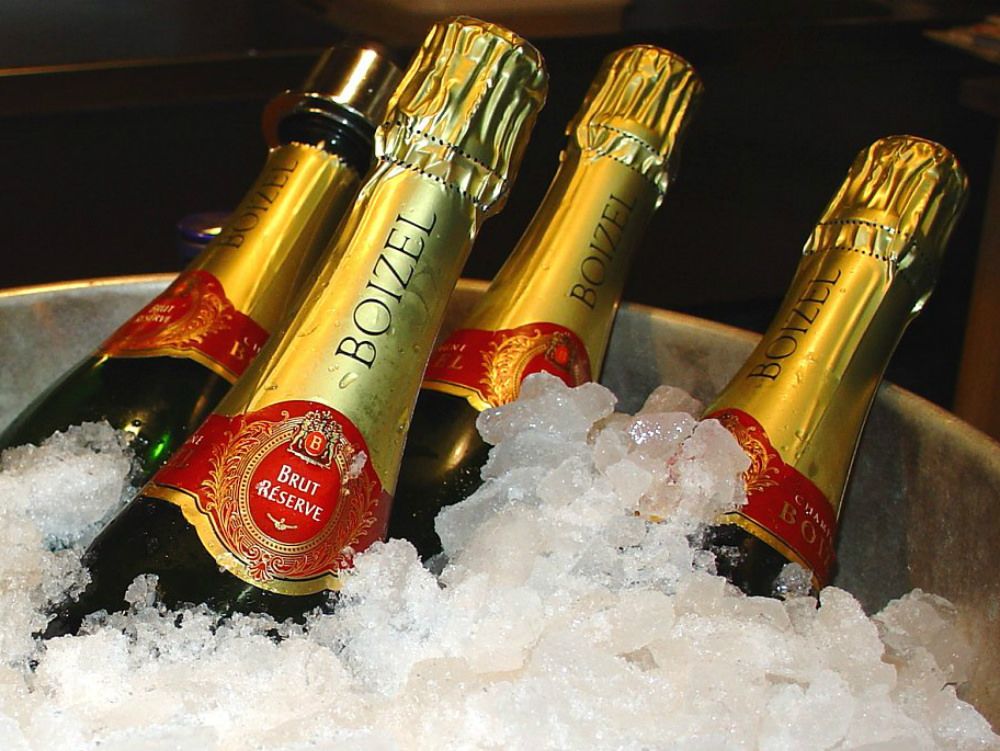 Rubano champagne, sei anni di carcere