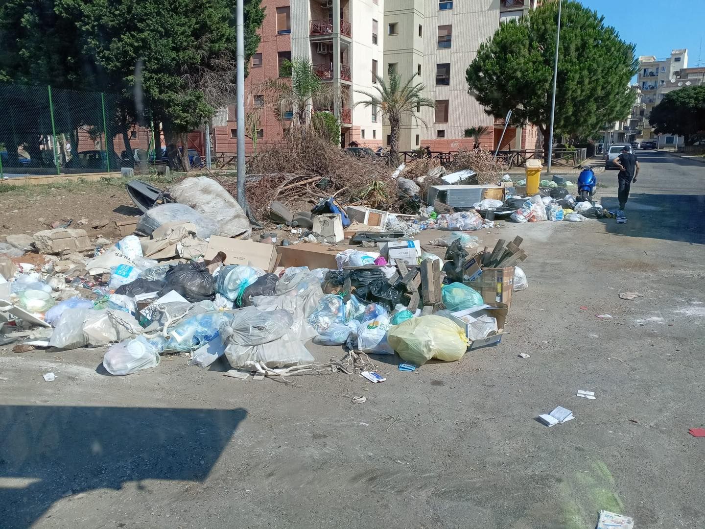 A Reggio Calabria discariche a cielo aperto e problemi nel servizio di raccolta: è emergenza