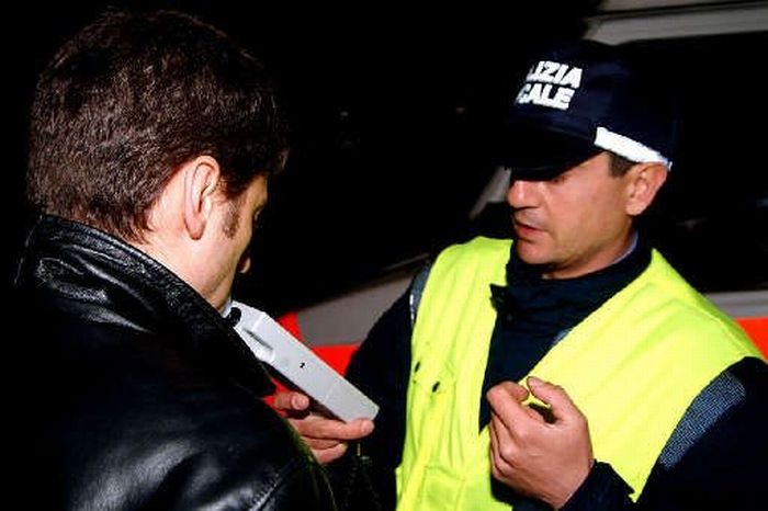 Ubriaco, abbatte un palo dell'illuminazione a Locri