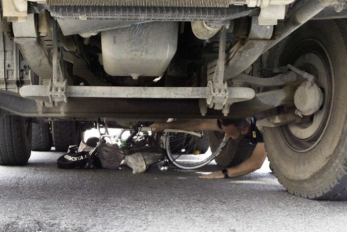 Morta la donna in bici investita da una betoniera a Milano