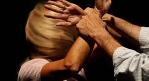 Picchia moglie e figli, arrestato