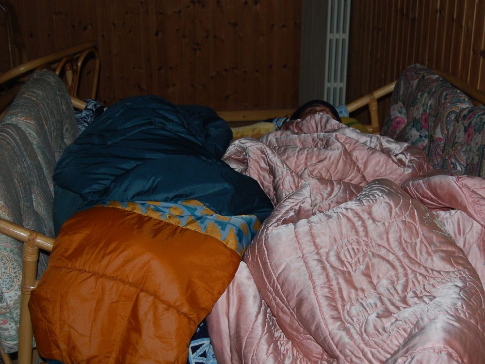 «La Casa della solidarietà senza letti e carta igienica»