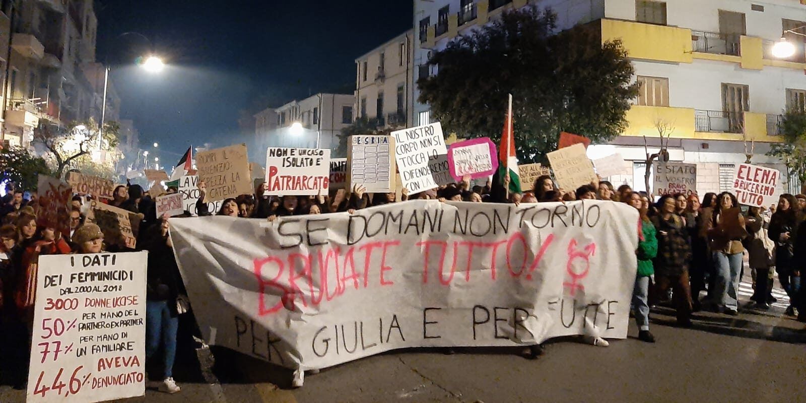 “Per Giulia e per tutte”, a Cosenza le donne in piazza per le vittime di femminicidio – VIDEO E FOTO