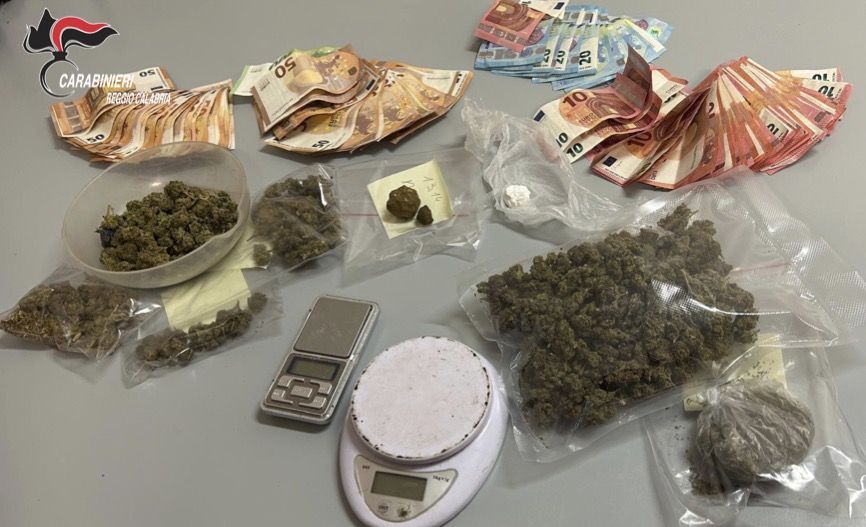Nascondeva in casa droga e migliaia di euro in contanti, 26enne arrestato a Reggio Calabria