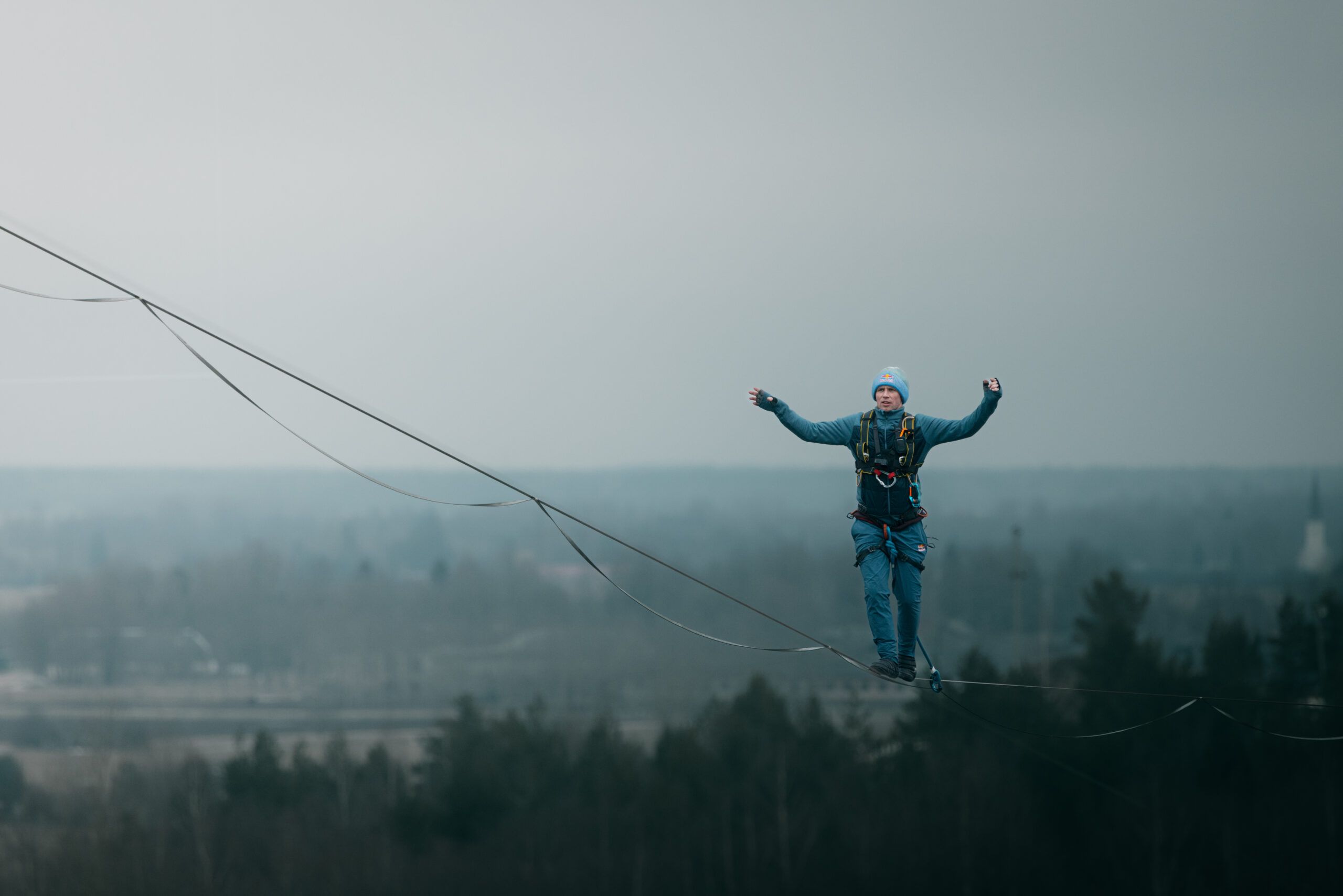 La traversata dello Stretto a 260 metri sul livello del mare: la camminata fra le nuvole di Jaan Roose – FOTO E VIDEO