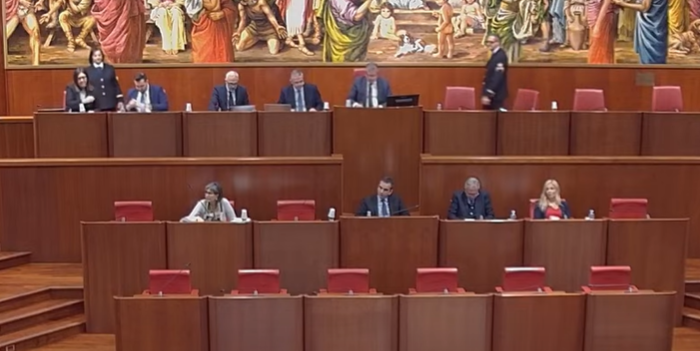 Graduatorie per le assunzioni nella Regione e nella sanità, via libera alle proroghe di 2 anni