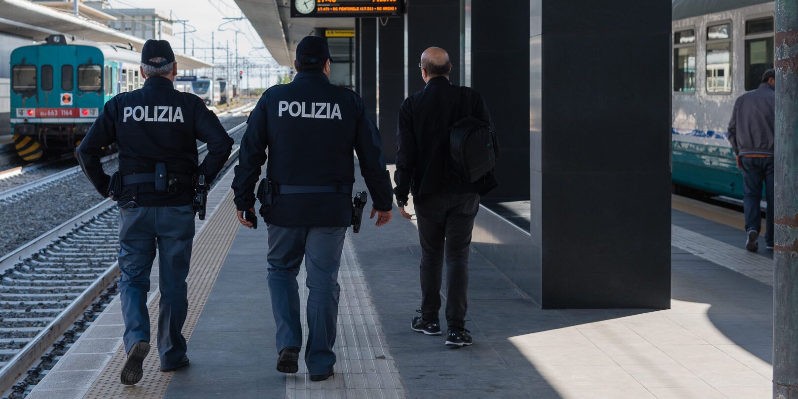 Estorceva denaro in stazione, arrestato pregiudicato a Reggio