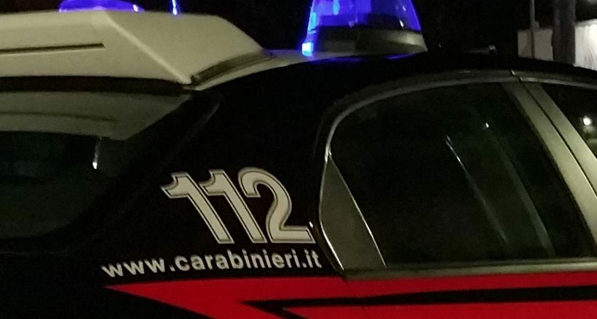 Lasciano sola a casa la figlioletta di due mesi per andare al bar, giovane coppia denunciata