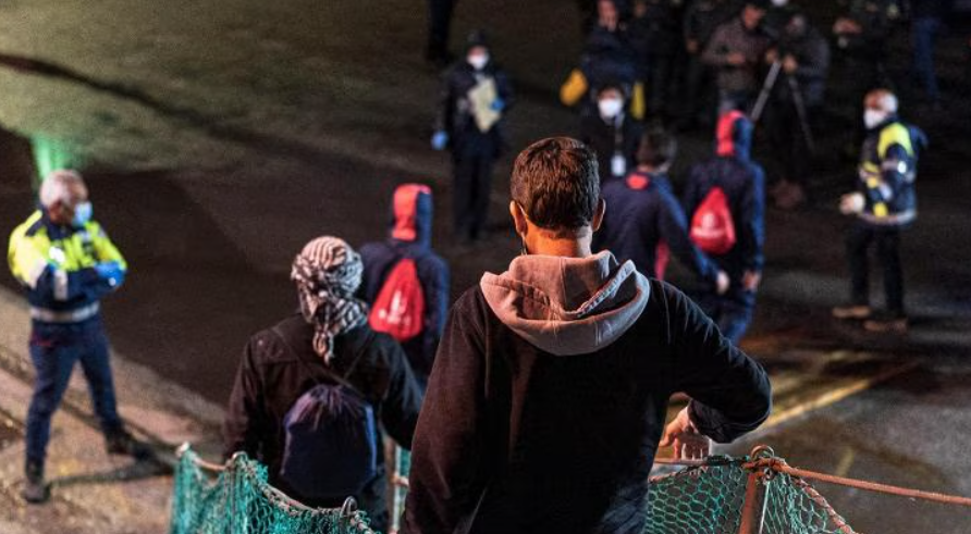 Migranti, in 178 sbarcati nel porto di Vibo Marina