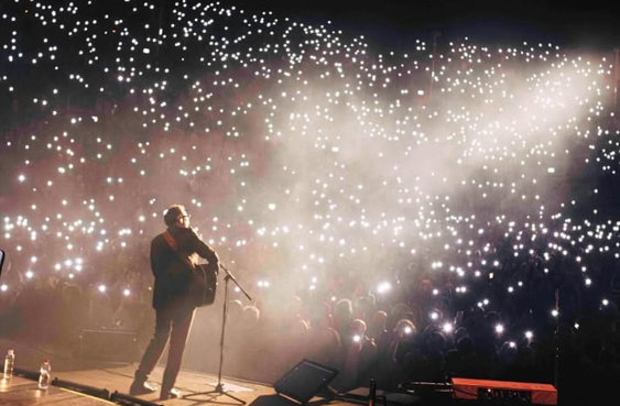Brunori Sas incanta all’Arena di Verona: musica e impegno per Gaza in un concerto emozionante