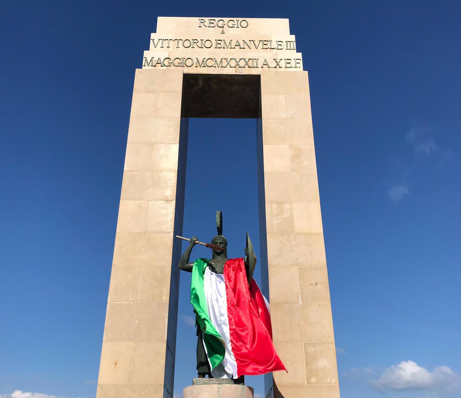 Un tricolore su Athena, così l'estrema destra reggina attacca Falcomatà